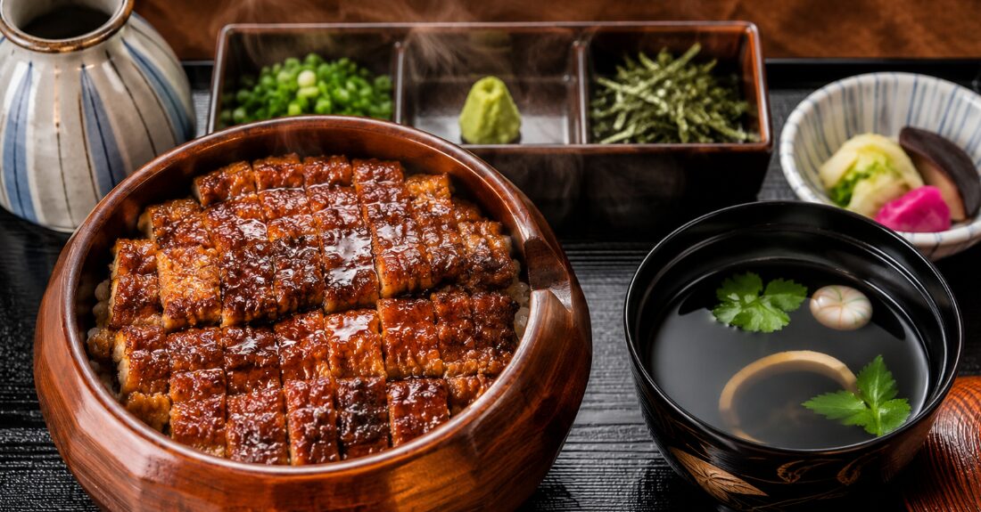 お盆に美しく並んだ、あつた蓬莱軒の伝統的なひつまぶし御膳