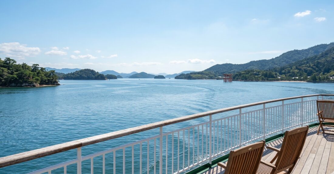 穏やかな瀬戸内海とフェリー、大鳥居を望む風景