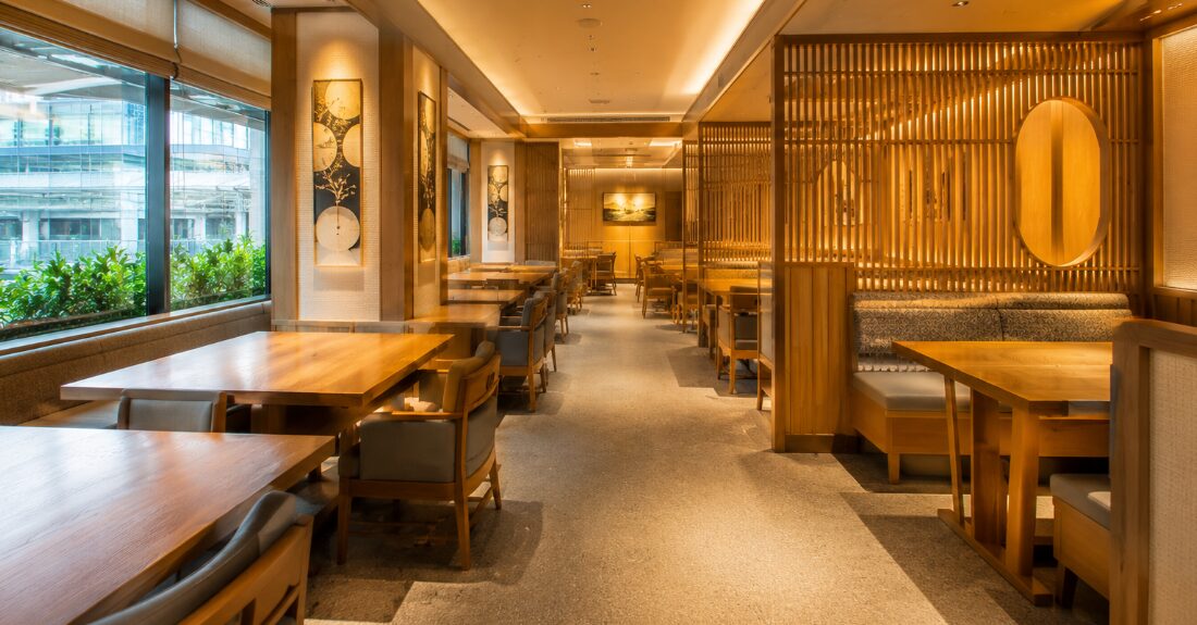 新大阪駅の改札外飲食店街に広がる、ゆったりとした落ち着きのある大人の和食テーブル席