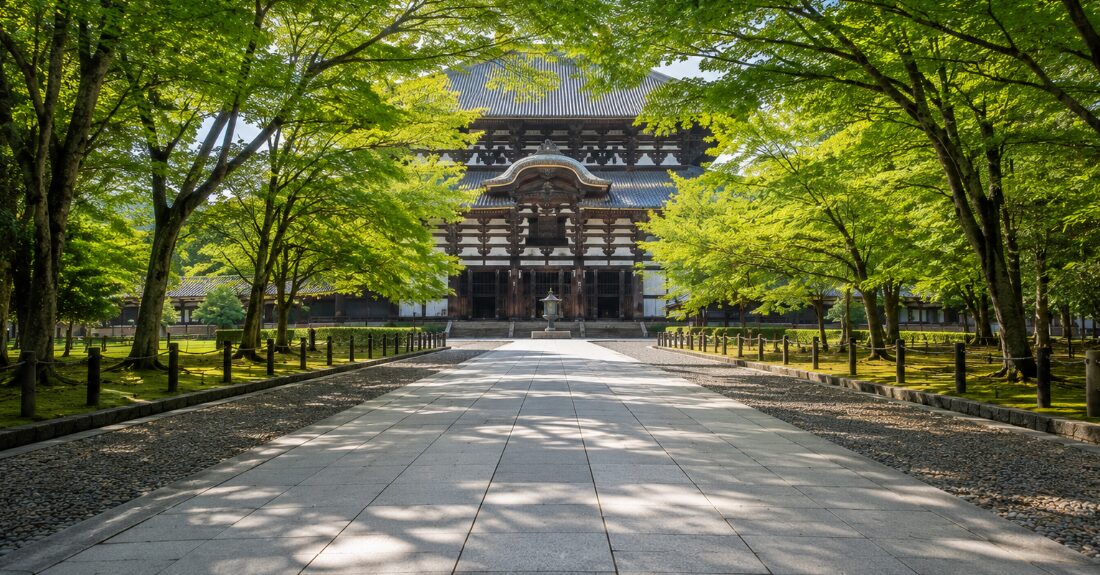 東大寺大仏殿へと続く日陰の平坦な参道