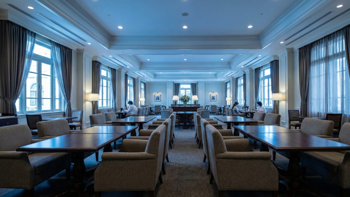 USJの落ち着いたレストラン内装。ゆったりとした座席配置が特徴。