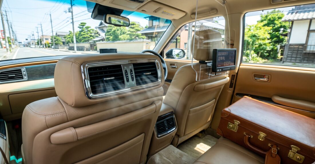 快適なタクシーの車内と多くの荷物を持った移動のイメージ