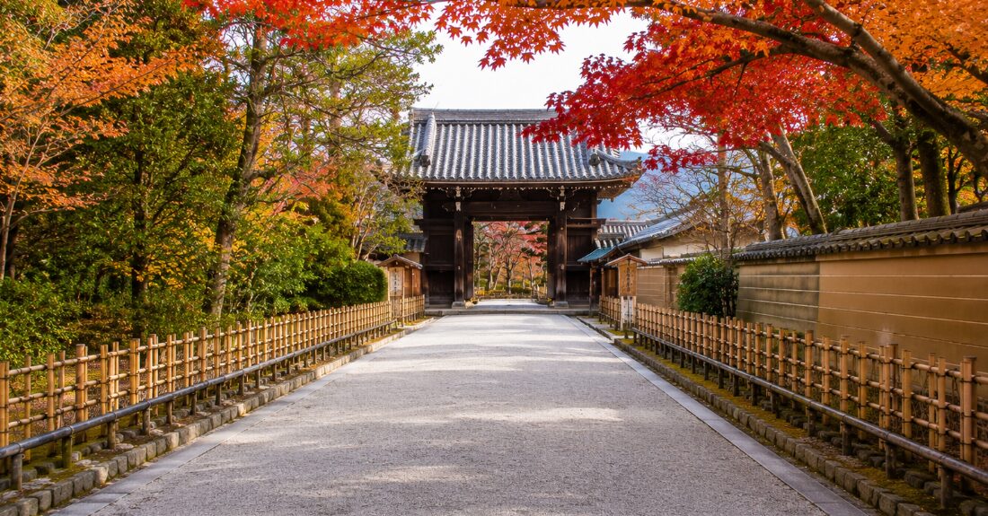 銀閣寺の美しい総門と平坦なアプローチ
