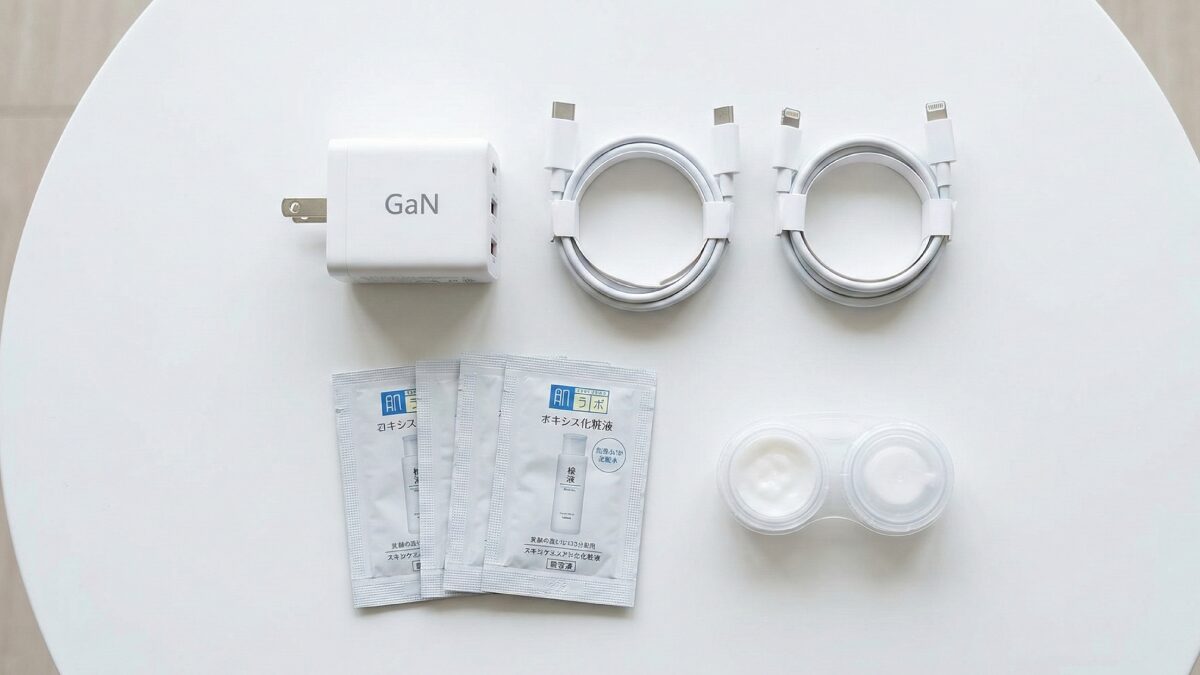 軽量化したガジェット類とコスメポーチの中身