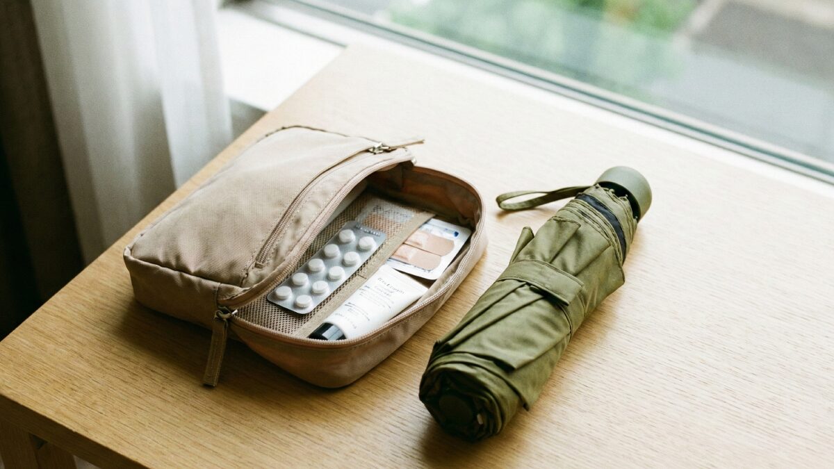 絆創膏、常備薬、小さなハンドクリームが入ったポーチと折りたたみ傘