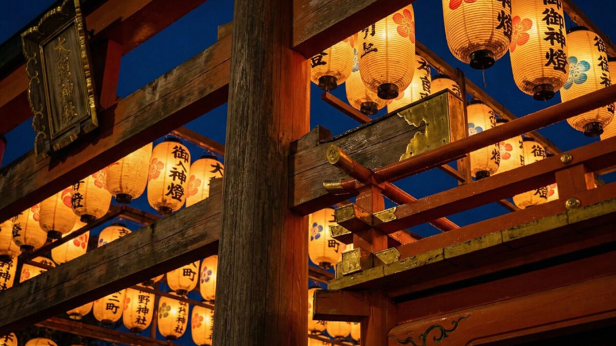 十日戎の夜、福笹を授かり笑顔が行き交う境内の風景。提灯の光が温かく包む様子。