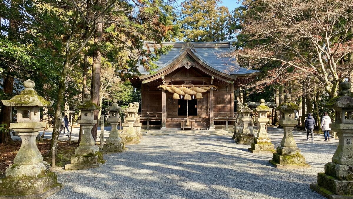 穏やかな一年の始まりを象徴する、清々しく掃き清められた境内の景色。