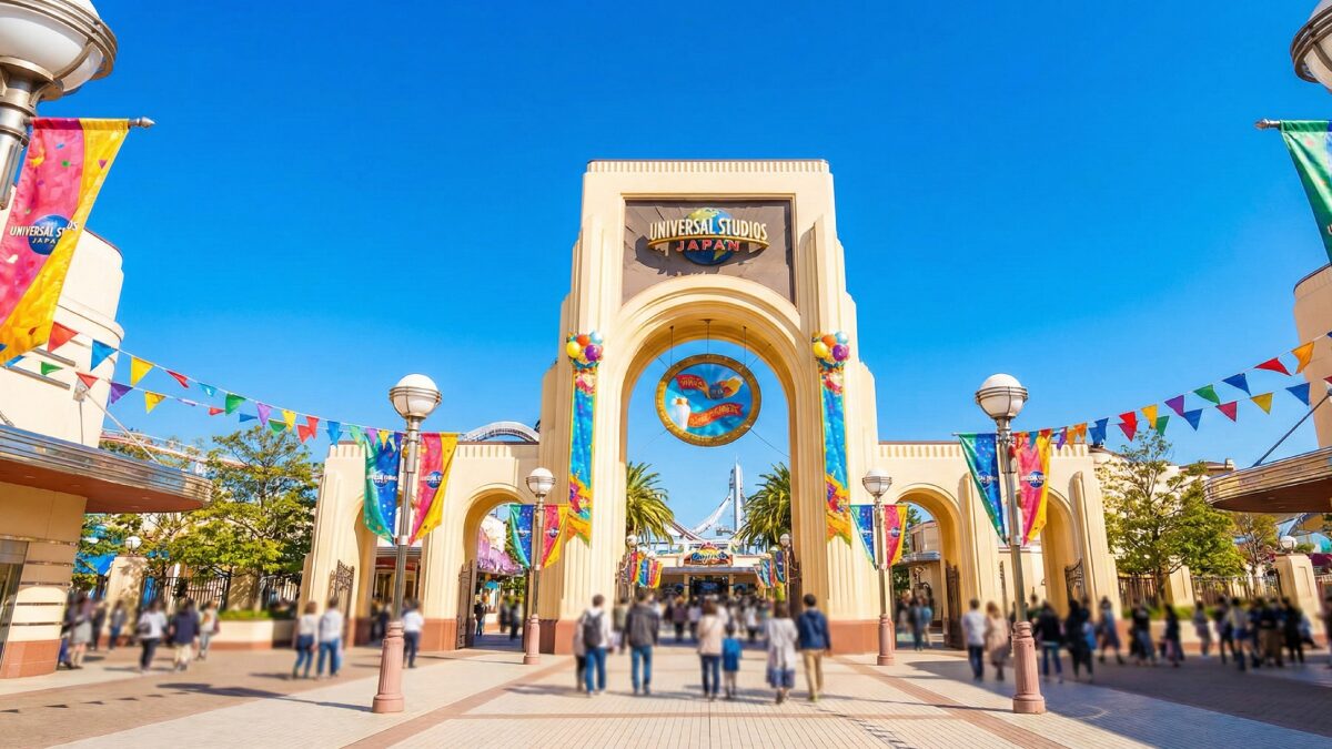 賑やかな音楽とゲストの歓声が響くUSJのエントランスゲート