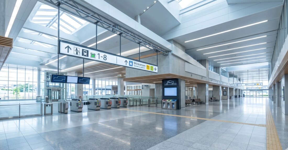 新大阪駅の広々としたコンコースの様子