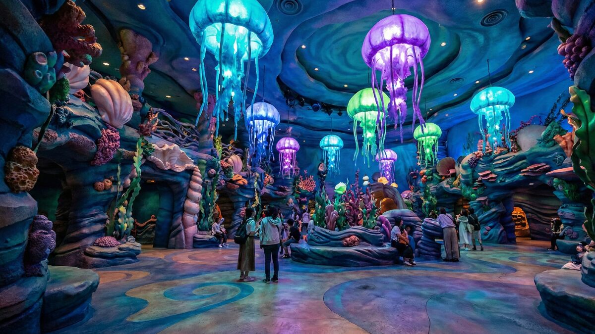 東京ディズニーランド・ワールドバザールの屋根の下、ゆったりと散策を楽しむ風景