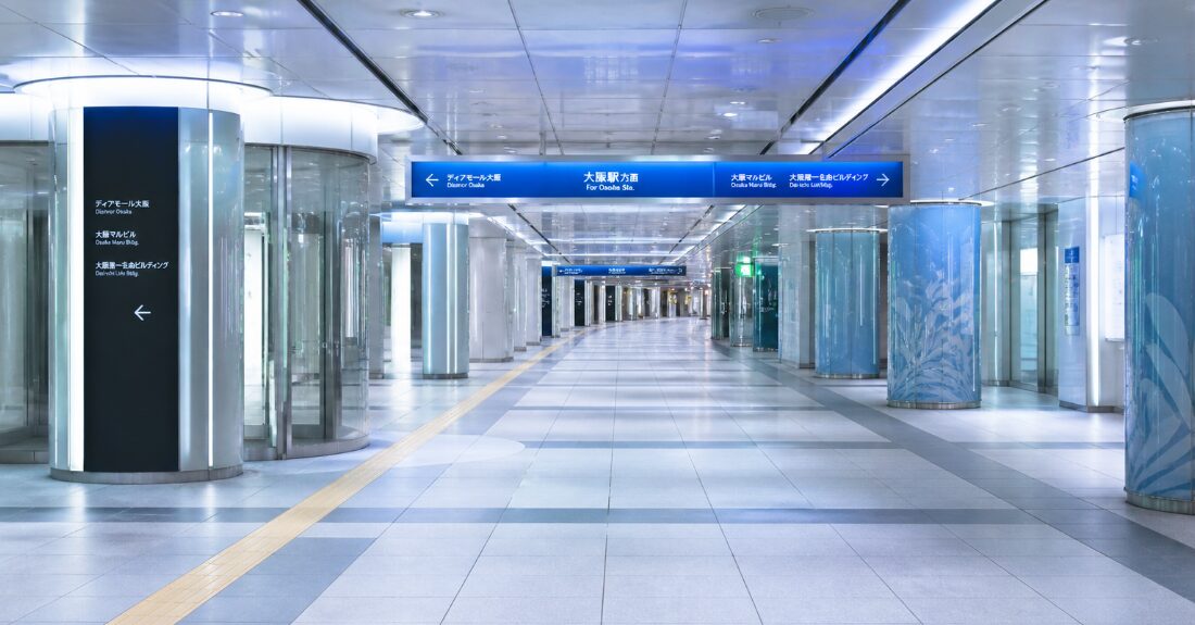 広々として涼しげな大阪駅の地下街・連絡通路のイメージ