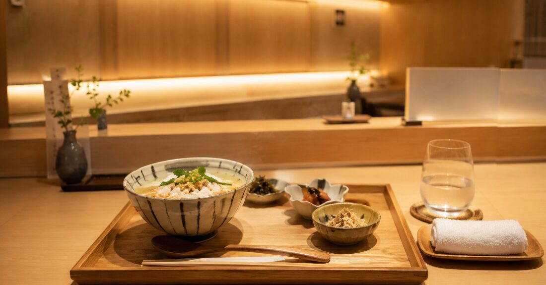 駅ナカでさっと座れる落ち着いた和食店のイメージ