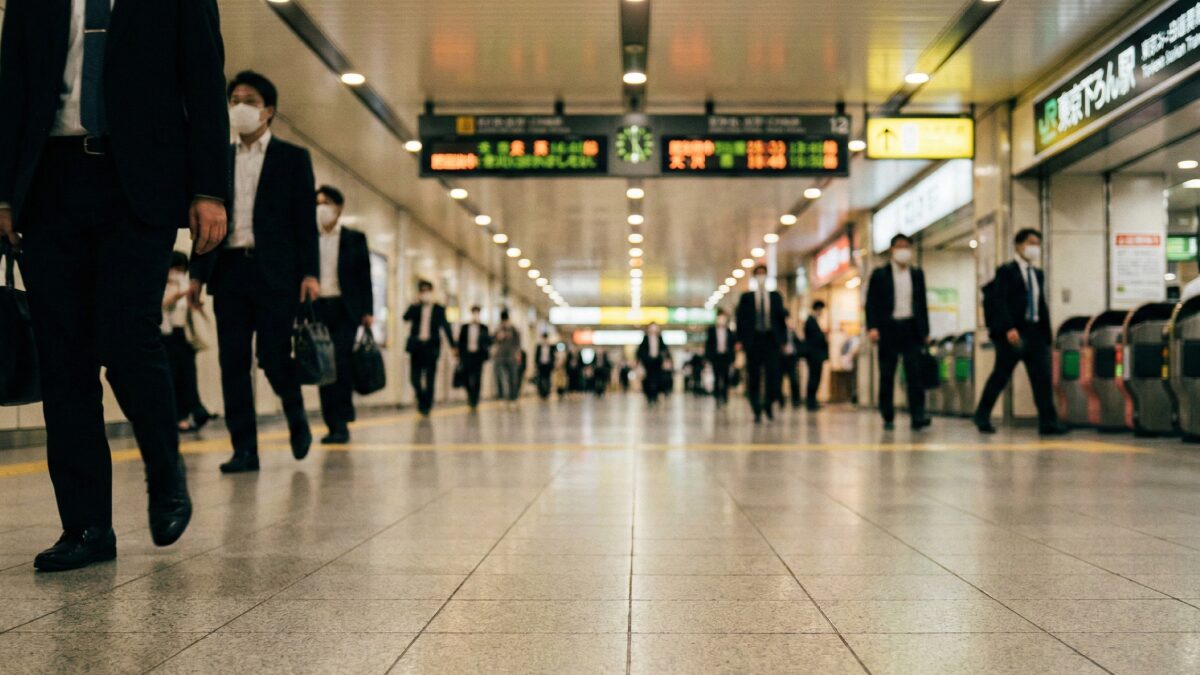 東京駅の京葉線へと続く長く遠い通路のイメージ