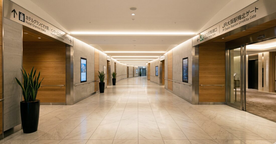 高級感のある和モダンな客室と窓からの都会の景色