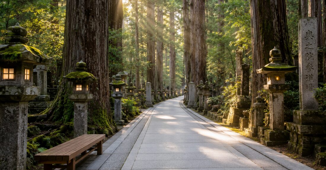 奥之院の中の橋ルートにおける舗装された参道