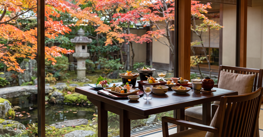 紅葉の綺麗な庭園を望むゆったりとした椅子席のランチ風景